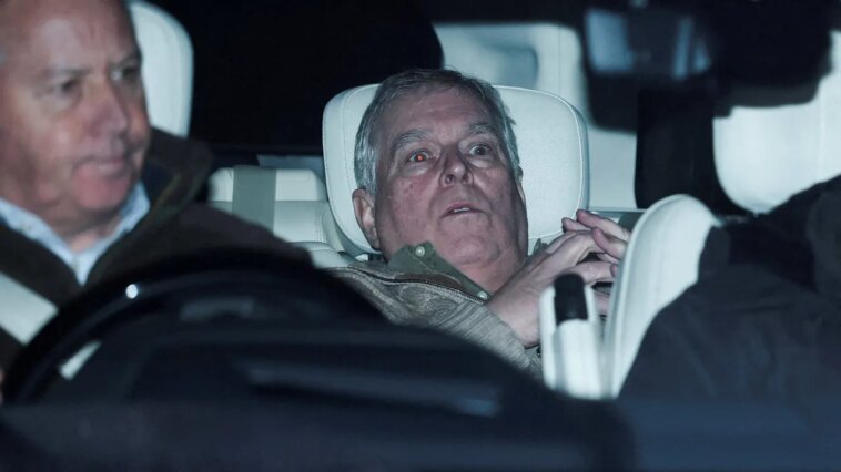 Pourquoi devriez-vous regarder attentivement cette photo d'Andrew Mountbatten-Windsor