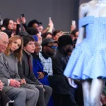 Que fait le roi Charles III à la Fashion Week de Londres ?