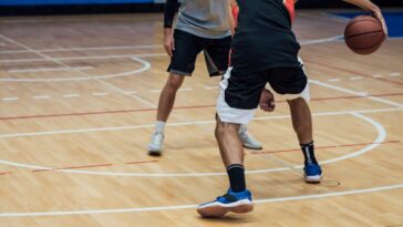 Voici pourquoi les baskets grincent sur le terrain de basket