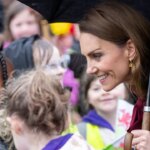 Kate Middleton s'affronte dans une partie de pierre-papier-ciseaux lors de sa visite au Pays de Galles