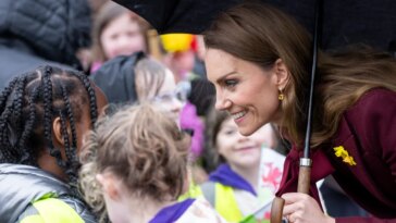 Kate Middleton s'affronte dans une partie de pierre-papier-ciseaux lors de sa visite au Pays de Galles