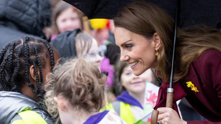 Kate Middleton s'affronte dans une partie de pierre-papier-ciseaux lors de sa visite au Pays de Galles