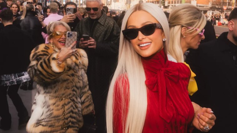 Paris Hilton aimerait vous rappeler qu'elle a « inventé l'an 2000 »