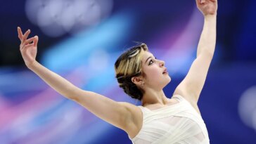 La Golden Girl Alysa Liu fait un tour de victoire