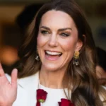 Kate Middleton porte des boucles d'oreilles offertes par le prince William pour sa visite à Leicester