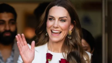Kate Middleton porte des boucles d'oreilles offertes par le prince William pour sa visite à Leicester
