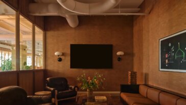 Une visite des bureaux cinématographiques remplis par Frank-Gehry du Département M à Hollywood