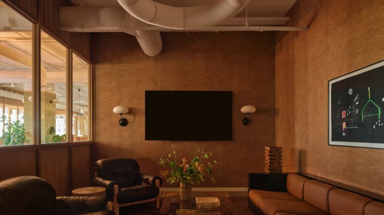 Une visite des bureaux cinématographiques remplis par Frank-Gehry du Département M à Hollywood