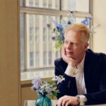 Truman Capote prend enfin son petit-déjeuner chez Tiffany's – via Jesse Tyler Ferguson