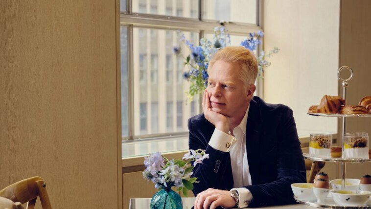 Truman Capote prend enfin son petit-déjeuner chez Tiffany's – via Jesse Tyler Ferguson