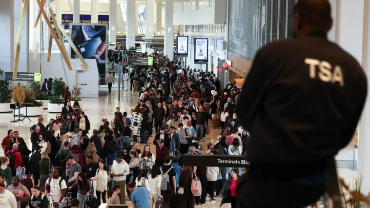 Les agents de la TSA sont au bord du gouffre : « Je pourrais juste voir si Costco embauche »