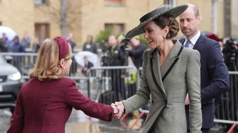Kate Middleton porte un chapeau accrocheur pour rencontrer la première femme archevêque de Cantorbéry