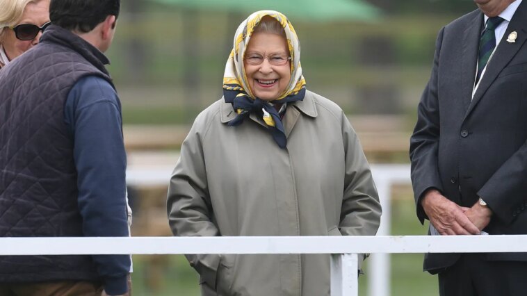 Dans la garde-robe méticuleuse de la reine Elizabeth II, même les poches avaient une « hiérarchie »