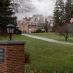 L'ancienne enseignante du pensionnat de Miss Hall inculpée de 3 chefs d'accusation de viol