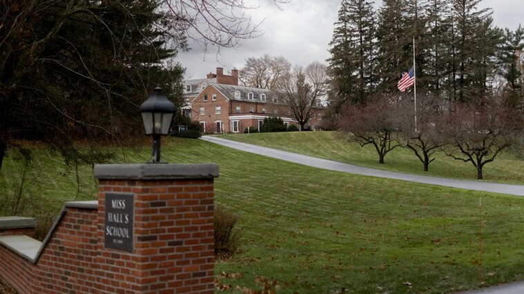 L'ancienne enseignante du pensionnat de Miss Hall inculpée de 3 chefs d'accusation de viol