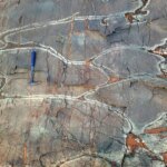 Cette image montre des roches plates de forme irrégulière vues d’en haut.