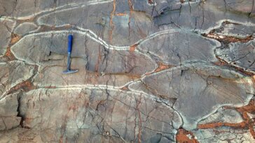 Cette image montre des roches plates de forme irrégulière vues d’en haut.