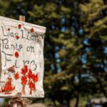 Que lire cette semaine : Poisonous People de Leanne ten Brinke 2TB3203 View of sign Liar, Liar Pants on Fire as part of Global Climate Strike in Vancouver