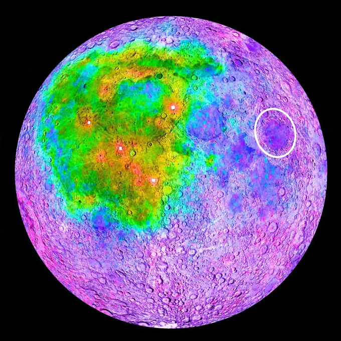 Une carte en fausses couleurs de la lune montre le thorium concentré dans une région sur la face visible, le site d'atterrissage de Blue Ghost étant encerclé à l'extérieur de cette zone.