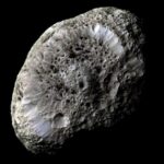 Une collision avec Titan pourrait lier l'inclinaison de Saturne, sa lune Hyperion et ses anneaux