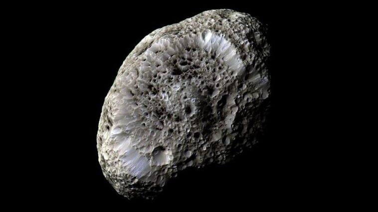 Une collision avec Titan pourrait lier l'inclinaison de Saturne, sa lune Hyperion et ses anneaux
