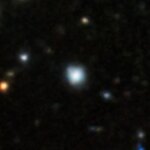 Une vue agrandie isole une seule étoile brillante parmi les étoiles environnantes plus faibles dans le même champ.