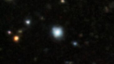 Une vue agrandie isole une seule étoile brillante parmi les étoiles environnantes plus faibles dans le même champ.