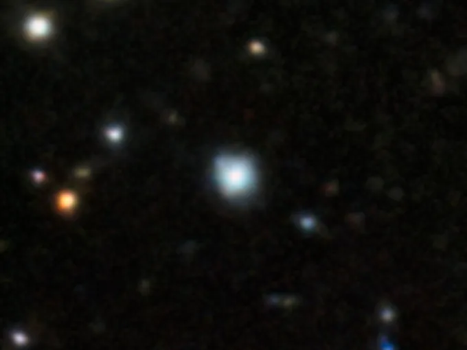 Une vue agrandie isole une seule étoile brillante parmi les étoiles environnantes plus faibles dans le même champ.