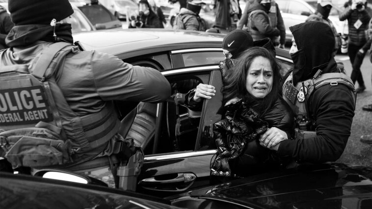 « Vous répondrez en enfer » : les familles de certains agents de l'ICE s'expriment