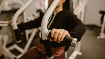 Les machines de musculation isolent-elles vraiment mieux les muscles – ce que montrent les mouvements guidés