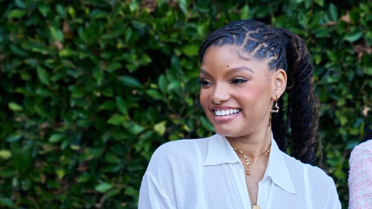 Halle Bailey est une mère célibataire, mais pas solo