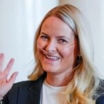 La princesse héritière Mette-Marit de Norvège réapparaît avec une machine à oxygène