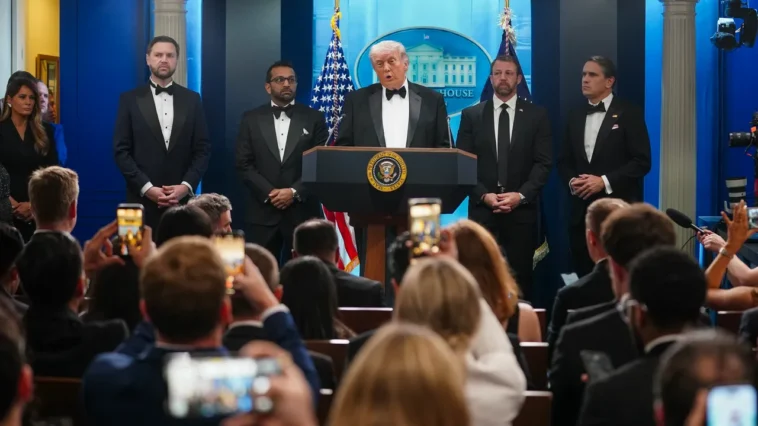 Donald Trump s'exprime après la fusillade lors du dîner des correspondants de la Maison Blanche : « Ce sont des gens fous »