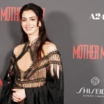 Anne Hathaway mène une double vie sur le tapis rouge