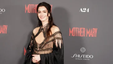 Anne Hathaway mène une double vie sur le tapis rouge