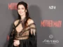 Anne Hathaway mène une double vie sur le tapis rouge