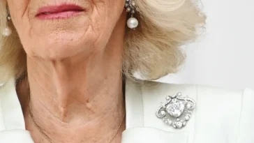 Y avait-il un message codé républicain dans la broche de la reine Camilla ?