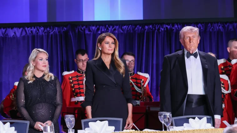 Le regard effrayé de Melania Trump est la première fois que l'Amérique la voit visiblement émue