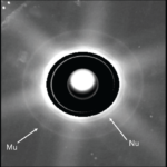 Une image traitée montre Uranus avec un masque central sombre et de faibles anneaux extérieurs étiquetés Mu et Nu.