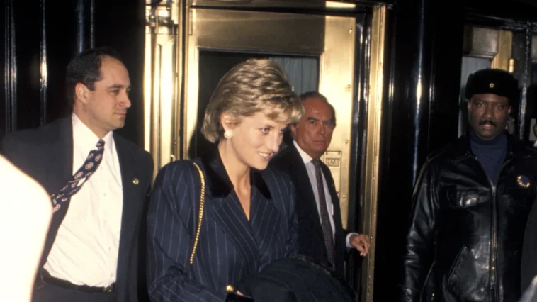 Une longue et glamour histoire de la famille royale britannique à l'hôtel Carlyle