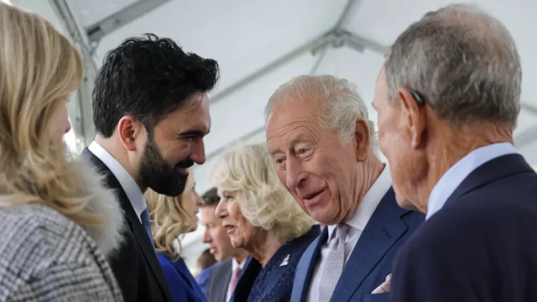À Ground Zero, manifestants et touristes tentent sans succès de saluer le roi Charles et la reine Camilla : « Pèlerinage vers un sanctuaire américain »