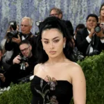 La référence historique clé derrière le look trompeusement simple du Met Gala 2026 de Charli XCX
