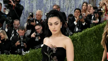 La référence historique clé derrière le look trompeusement simple du Met Gala 2026 de Charli XCX