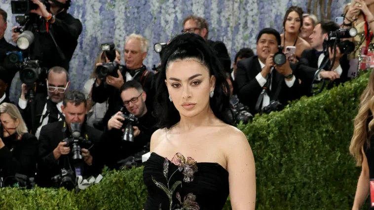 La référence historique clé derrière le look trompeusement simple du Met Gala 2026 de Charli XCX