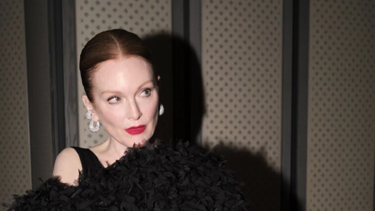 Exclusif : Julianne Moore à propos de sa table de gala « géniale » du Met et de la fois où elle a rencontré « exubérante » Paris Jackson
