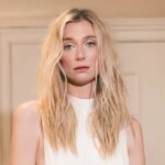 Exclusif : Elizabeth Debicki explique la référence Sly et Sparkling Royals dans son diadème vintage et sa robe Vera Wang