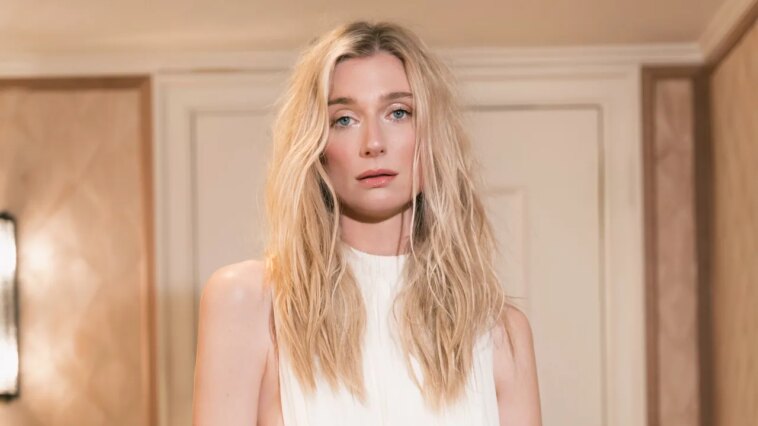 Exclusif : Elizabeth Debicki explique la référence Sly et Sparkling Royals dans son diadème vintage et sa robe Vera Wang Exclusif : Elizabeth Debicki explique la référence Sly et Sparkling Royals dans son diadème vintage et sa robe Vera Wang