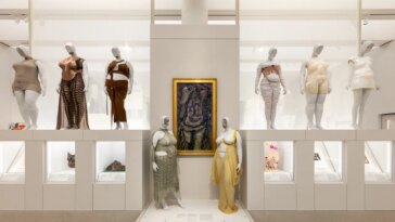Des torses moulés aux courbes corsetées, l'état du corps au Met