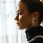 Exclusif : Emily Blunt dit qu'elle et Stanley Tucci aiment boire de la tequila avant de fouler le tapis du Met Gala
