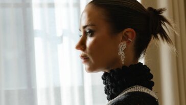 Exclusif : Emily Blunt dit qu'elle et Stanley Tucci aiment boire de la tequila avant de fouler le tapis du Met Gala